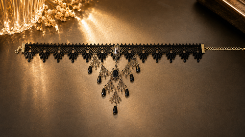 Nocturne ● Größe M – schwarzes Statement-Collier mit Spitze & Bronzedetails
